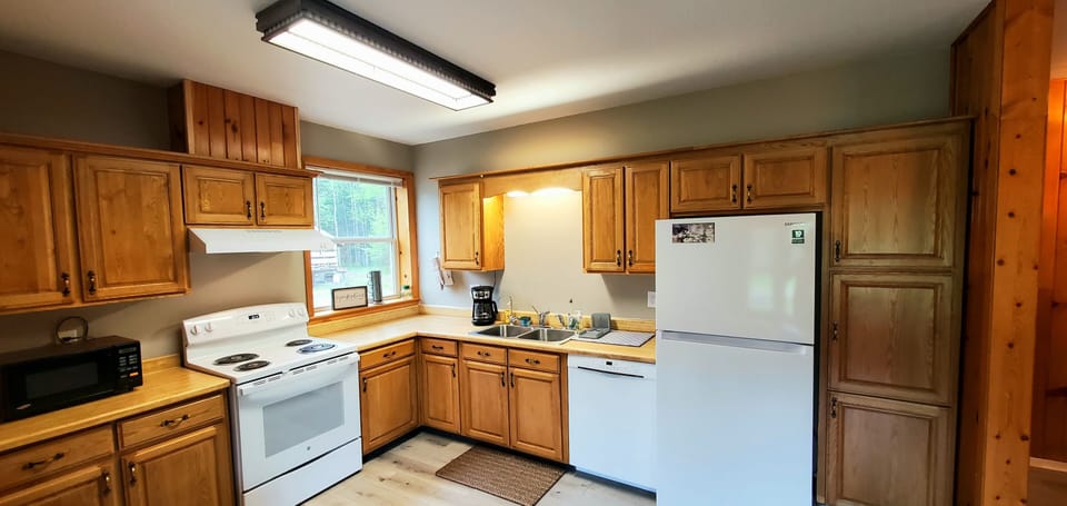 No dishes on vacation, we have a dishwasher! Also icemaker, and cooking utensils