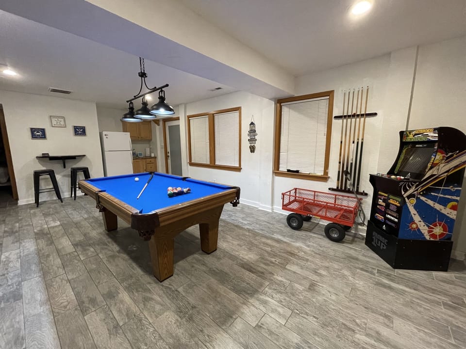 New pool table in 2022; Beach cart and 6 beach towels provided!