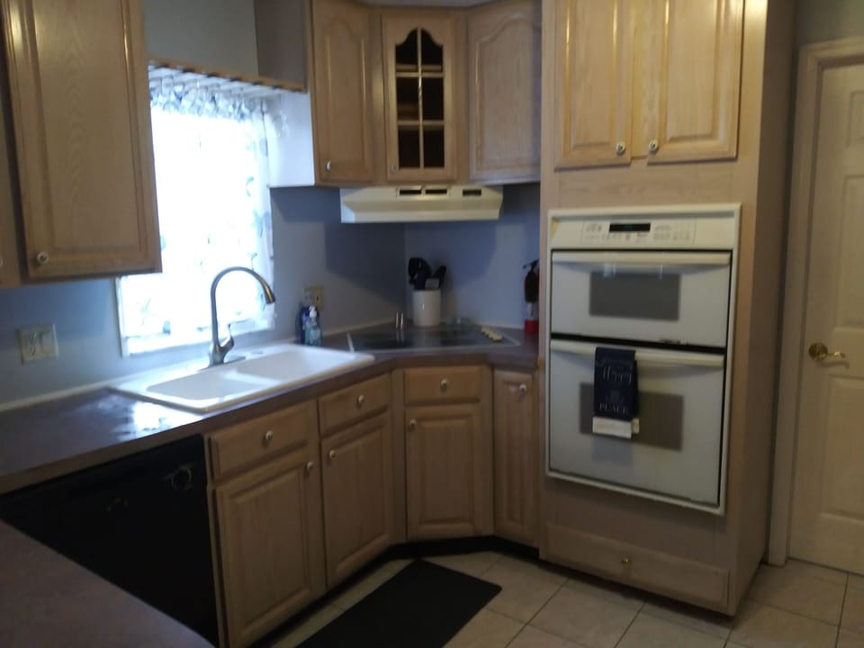 Full kitchen with utensils 