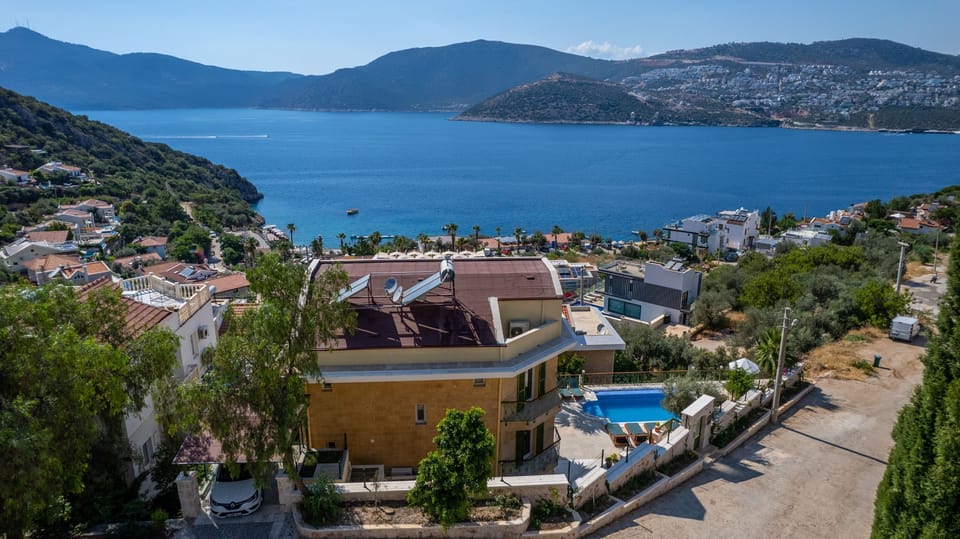 Bird's-eye view of the location of the Villa