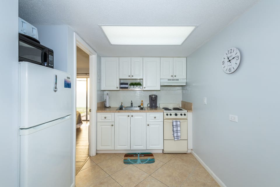 Welcoming entryway that flows into the dining space, keeping everything open and bright.