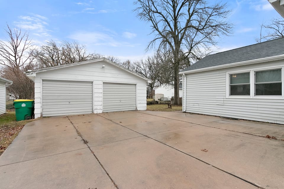 1 parking spot/1 garage stall included, perfect for extended stays!