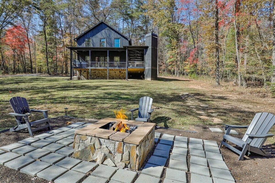 Stunning Home With Firepit