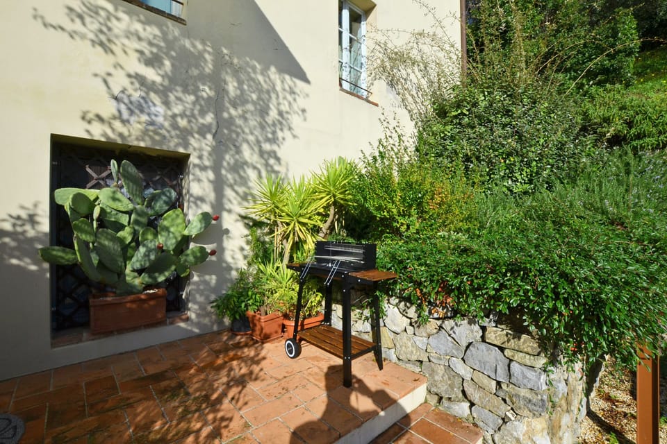The berbecue area on the stairs getting to the property