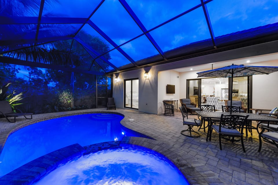 Lanai - Pool, spa and outdoor dining table