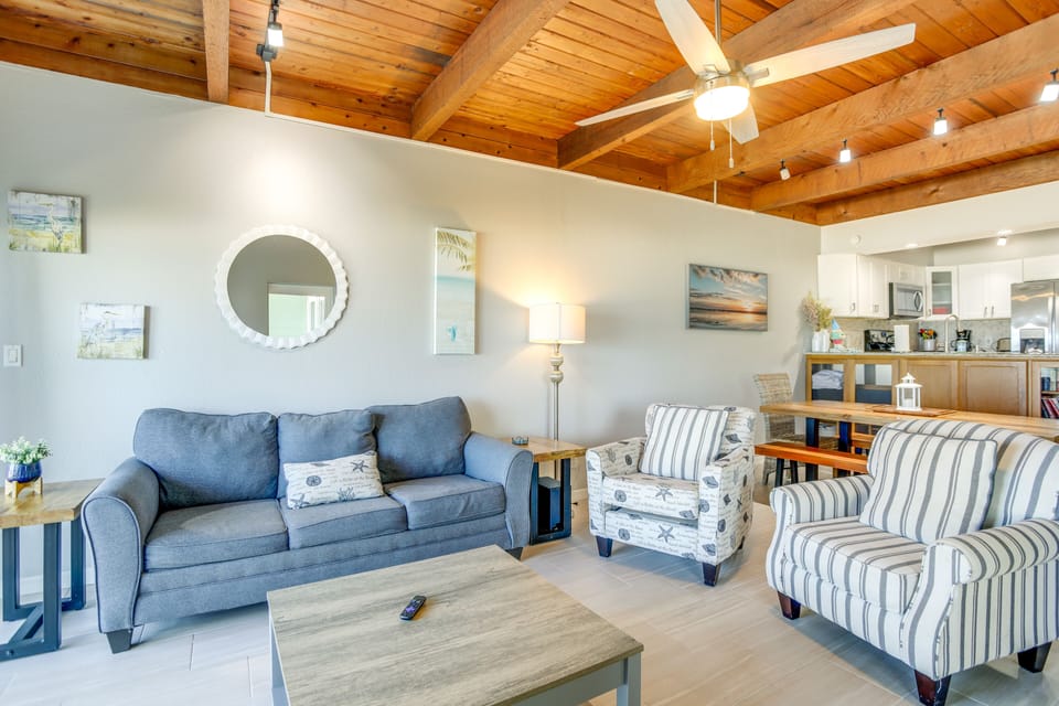 Living Area | Sleeper Sofa | Smart TV w/ Cable | Board Games