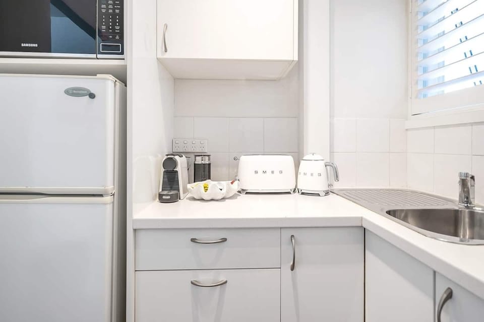 Getawayz NSW - Bay Court III -Spacious Waterside Studio next to Hayes Beach, Cafes & Ferry!