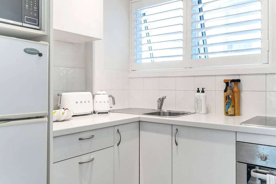 Getawayz NSW - Bay Court III -Spacious Waterside Studio next to Hayes Beach, Cafes & Ferry!