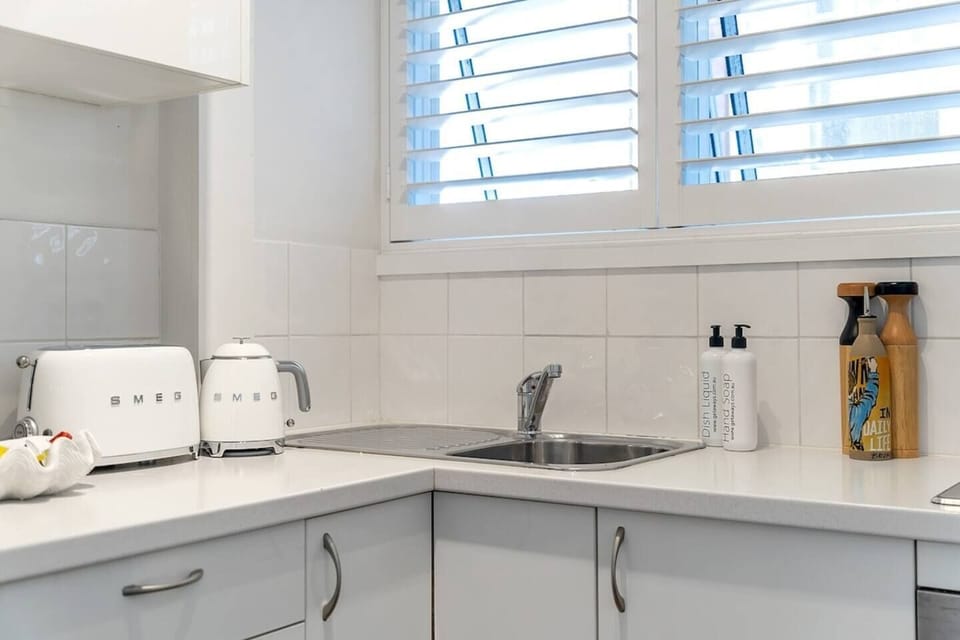 Getawayz NSW - Bay Court III -Spacious Waterside Studio next to Hayes Beach, Cafes & Ferry!