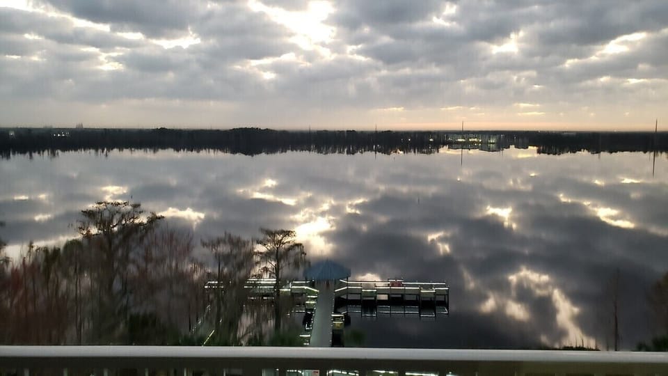 Tropical Lakefront Resort Condo at Disney's Doorstep - just 1 mile to Disney! Apartment in Orlando