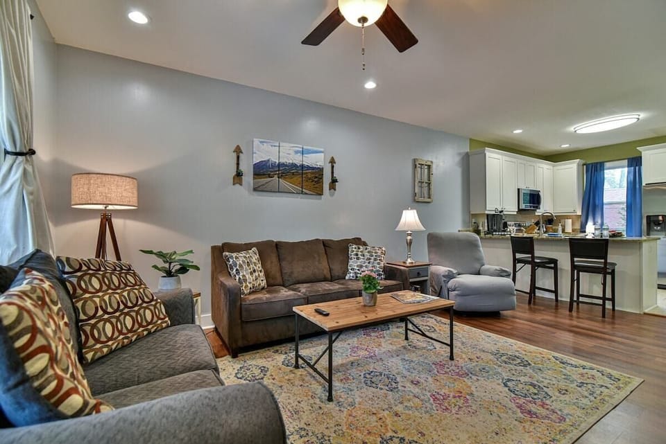 Open floor plan is great for entertaining!