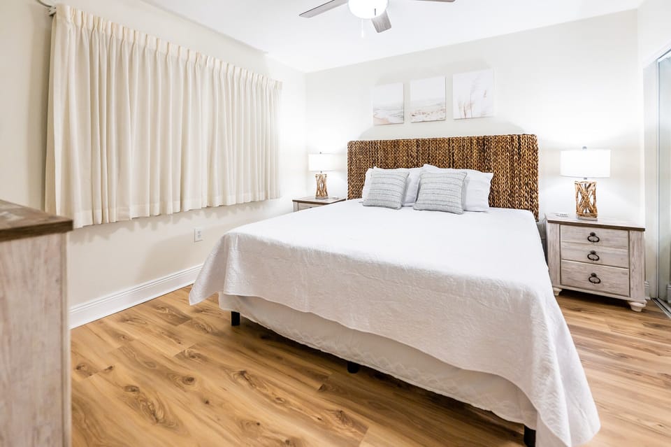 BR w/ king bed, 43" smart TV, blackout curtains. Restroom access from BR & hall.