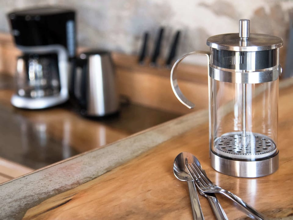 Kaffeemaschine und French Press vorhanden