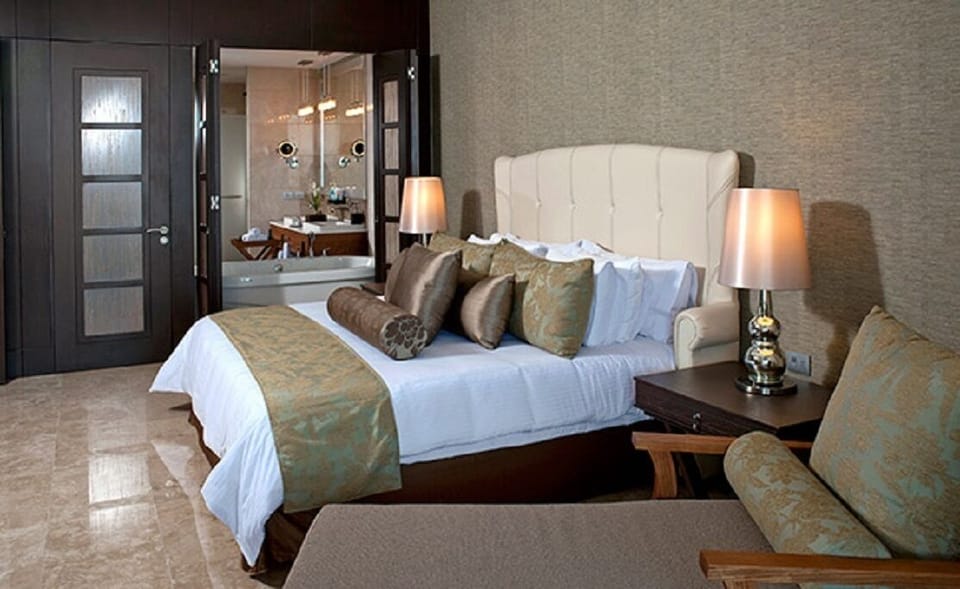 Oversized Bedrooms w King Beds and Luxerous Bedding.
