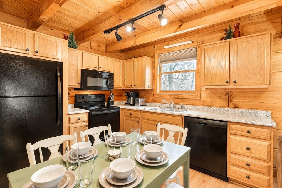Fully stock kitchen with breakfast table and duo coffee maker (drip and k-cup)