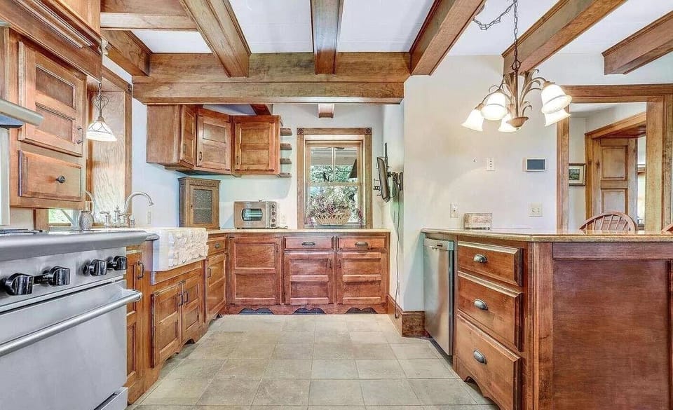 Fully stocked kitchen, plenty of storage and prep space