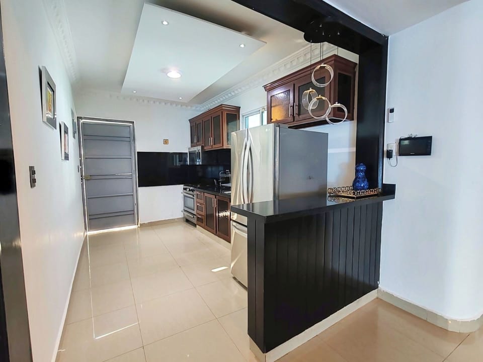 Open concept, fully equipped kitchen.