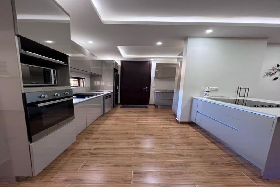 Full kitchen with essential electric appliances, gas stove, pantry and cabinets.
