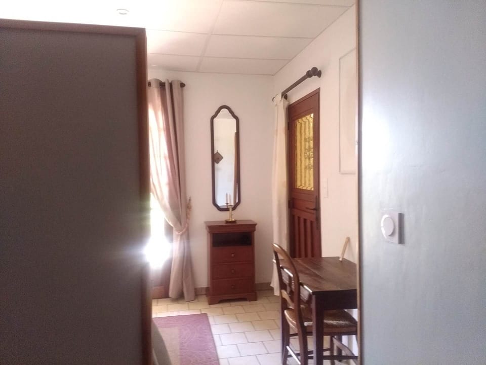 Chambre vers séjour + entrée