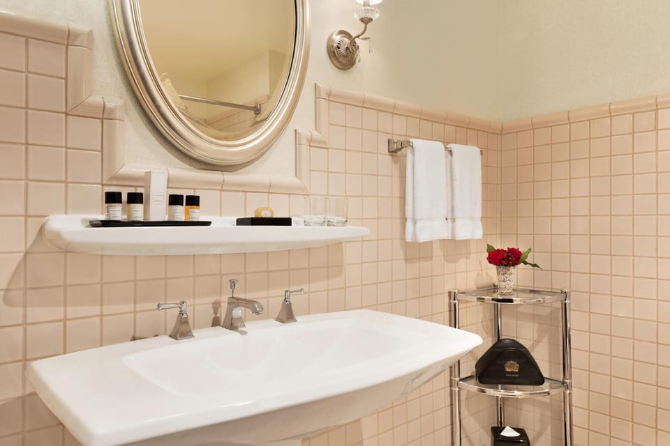 17 Hotel Du Pont Classic Two Queen Beds Bathroom