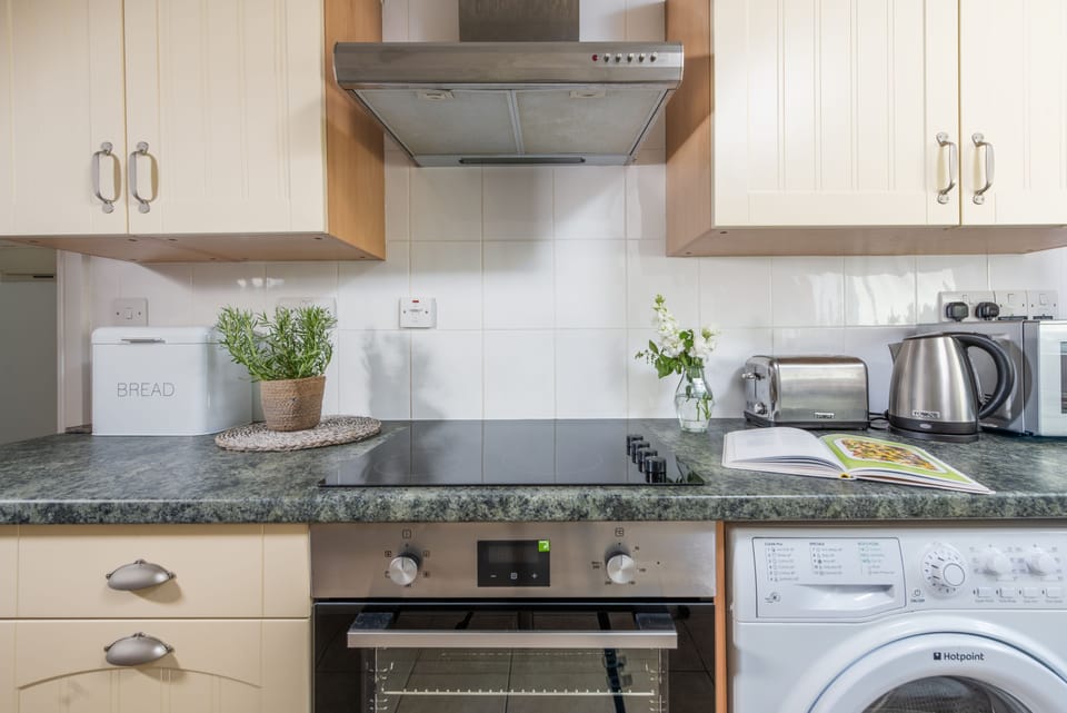 Rosebud, Portreath. Prepare wonderful home-cooked meals in this well-equipped kitchen