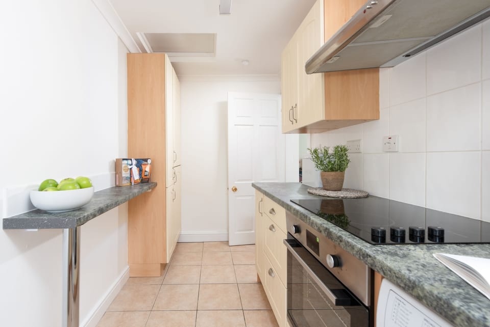 Rosebud, Portreath. Well-equipped galley kitchen with a handy washing machine