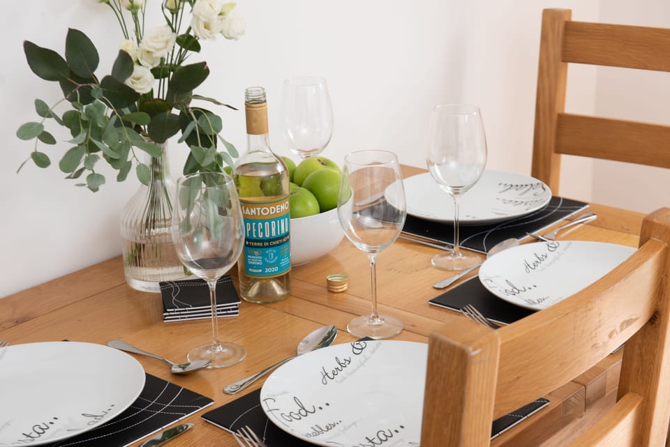 Rosebud, Portreath. Gather round with your loved ones and enjoy a home-cooked meal