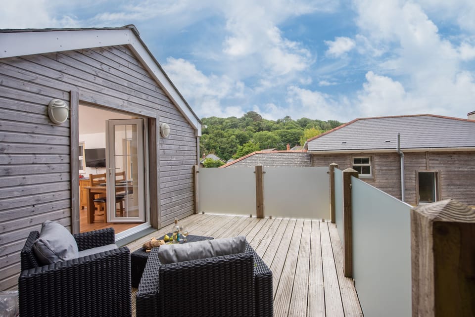 Kerensa, Portreath. First floor: Decked balcony with rattan chairs and a coffee table