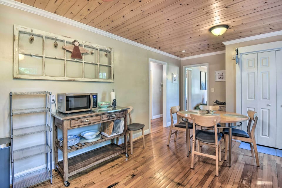 Dining Area | Dishware & Flatware Provided