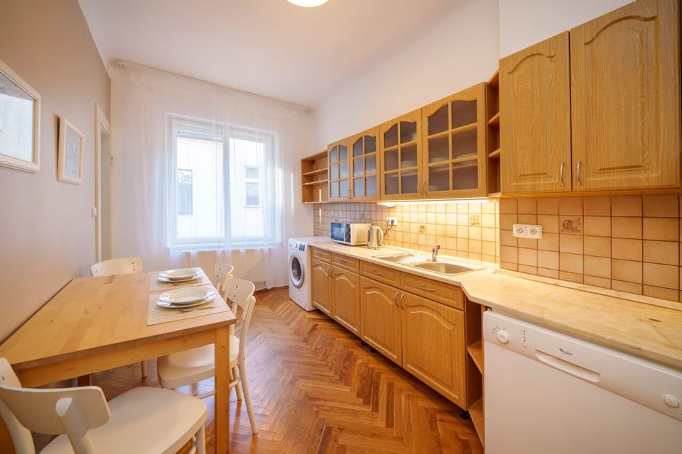 Fully equipped kitchen with dining table and washing machine