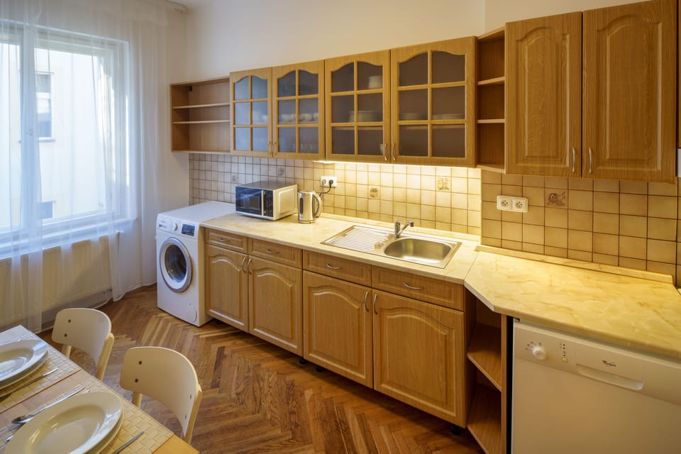 Fully equipped kitchen with dining table and washing machine