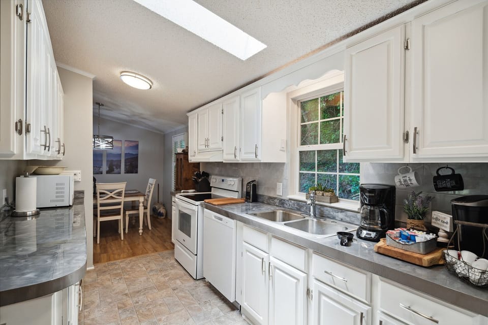 Large kitchen-microwave, Airfryer, coffee station and many extras