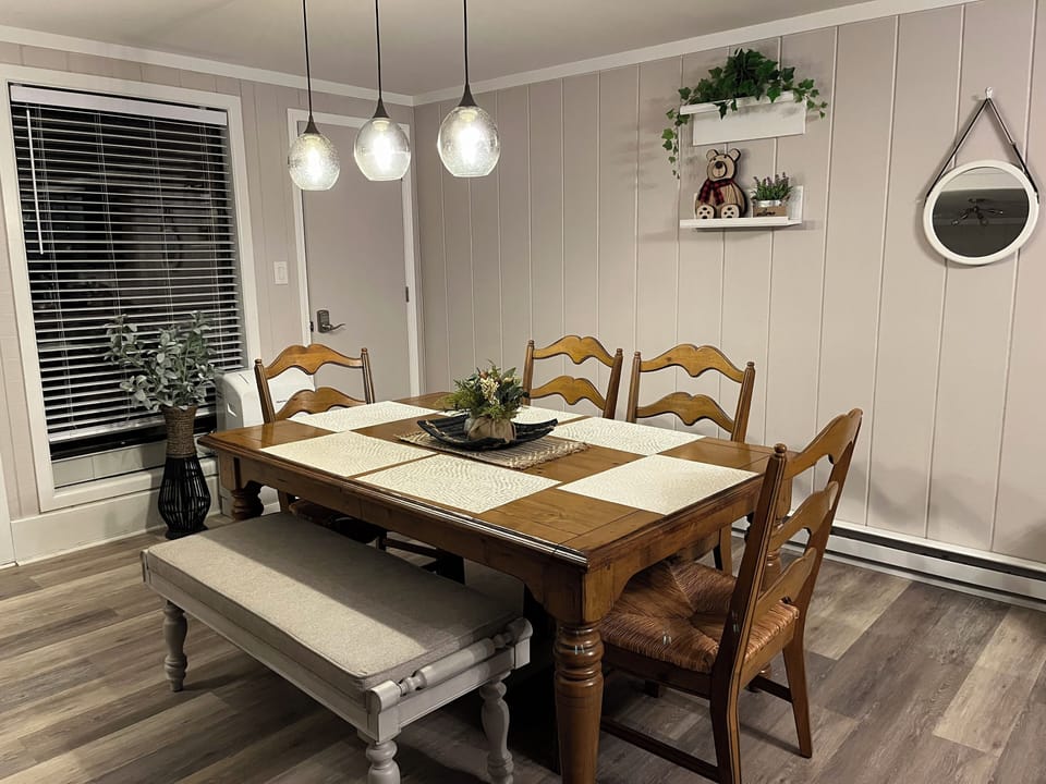 Dining room , sits 6 persons, Air conditioning is in front of the window
