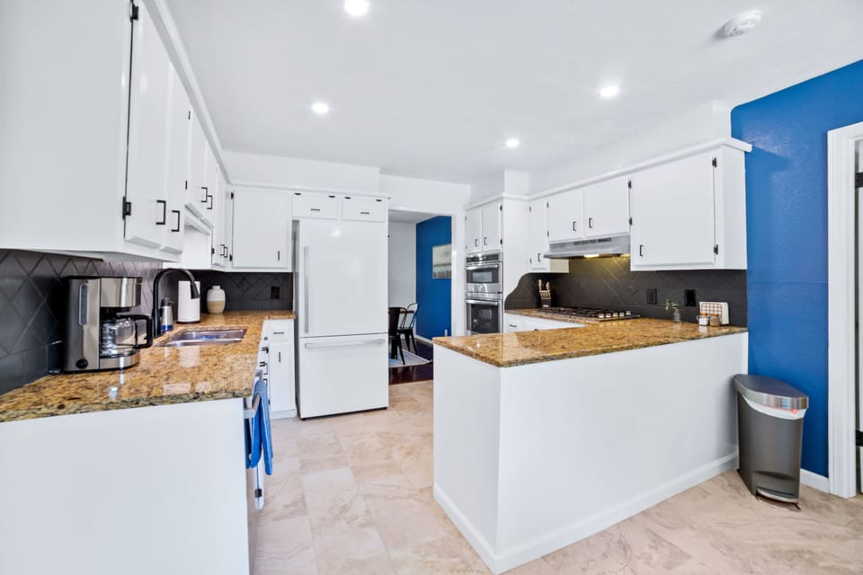 Full kitchen