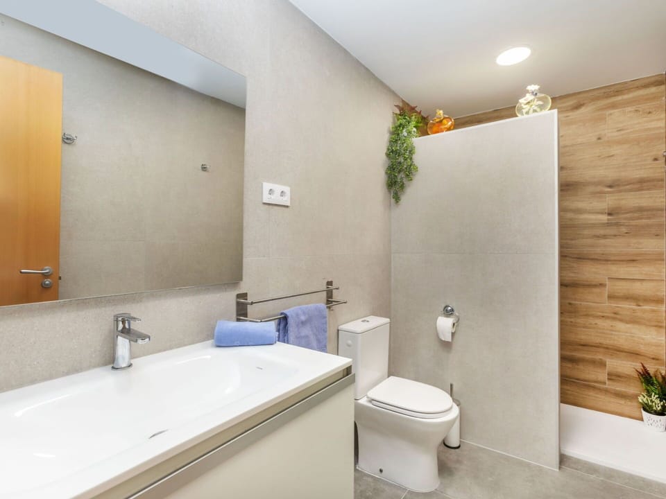 Bathroom, Plumbing Fixture, Flooring, Floor, Bathroom Cabinet, Interior Design, Sink, Toilet, Bathtub, Tap
