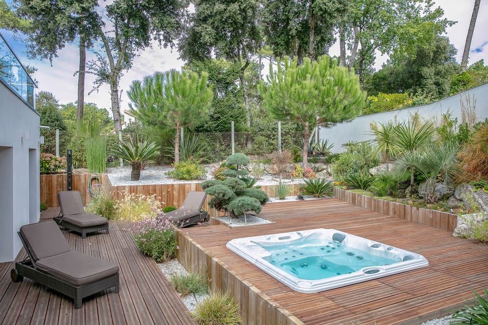 Outdoor spa tub