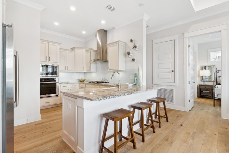 Kitchen with Breakfast Bar