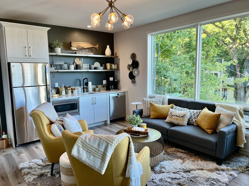 Living Area & Kitchenette (NO Stove)