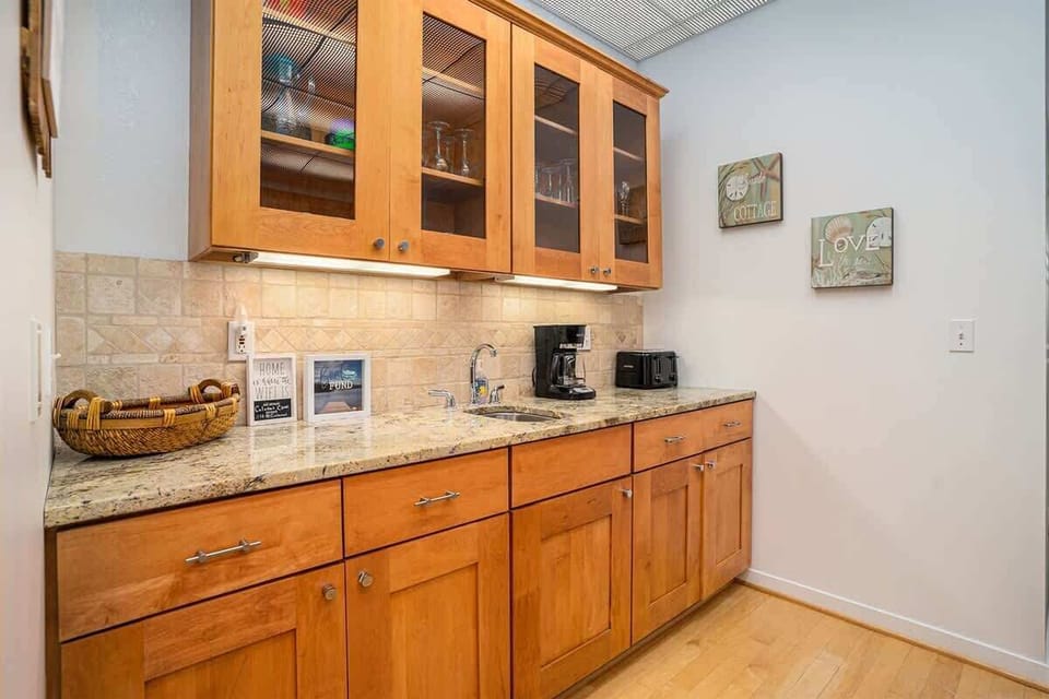 Evening Entertainment is a Breeze with the Hideaway`s Wet Bar