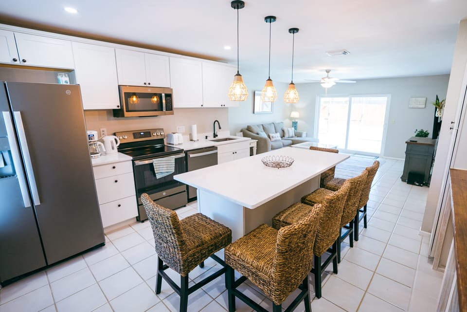 Brand new kitchen with quartz countertops!