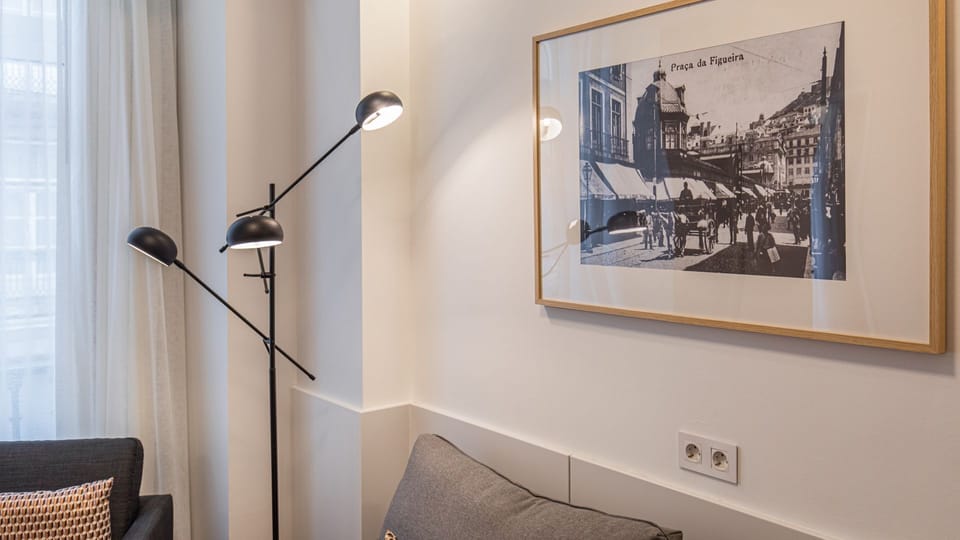 Discover thoughtful details and stylish accents throughout the living space, creating an inviting and inspiring environment for your stay. The carefully chosen artwork and modern lighting add character, making every corner feel special.