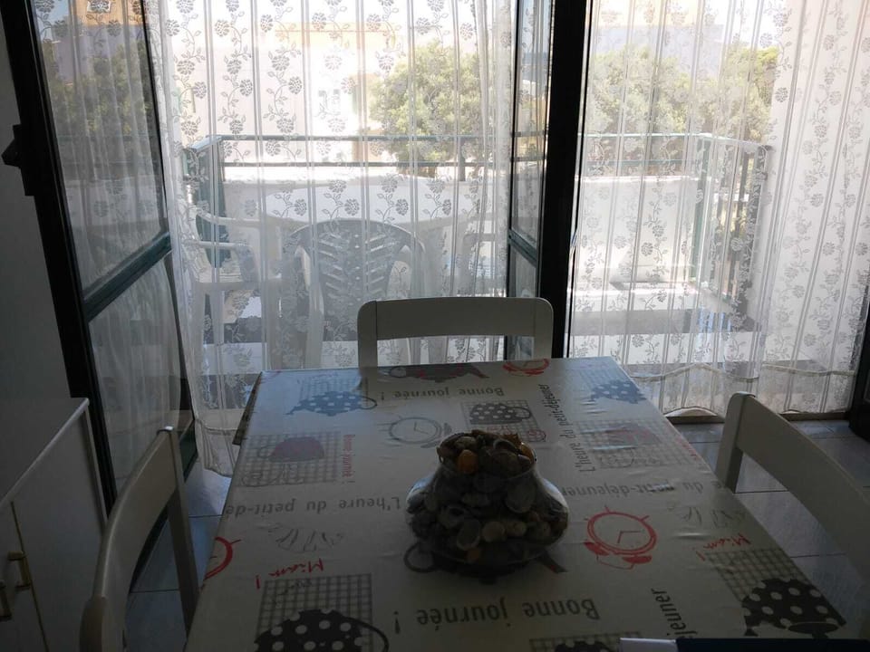 Soggiorno con vista balcone