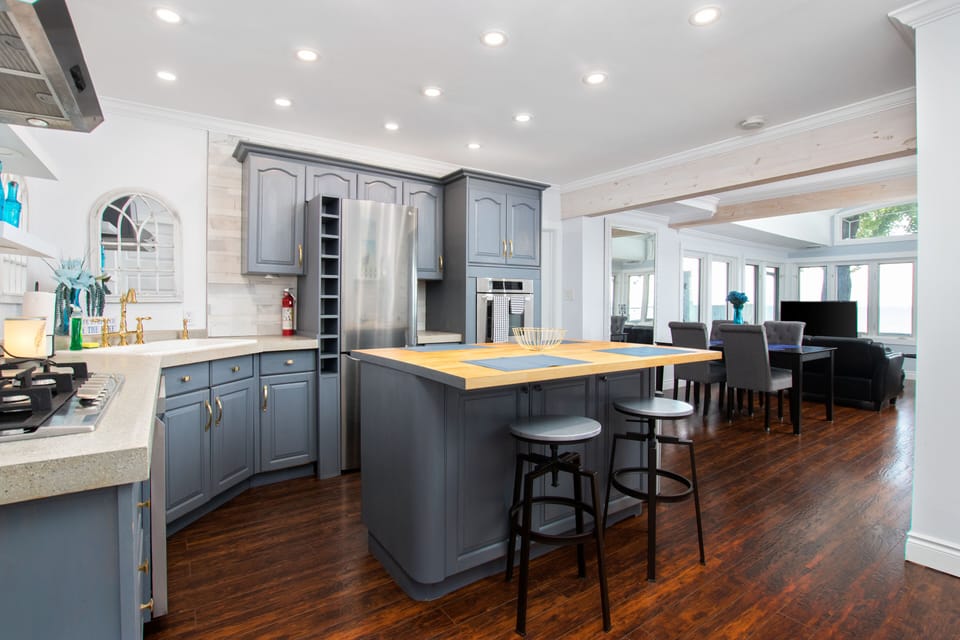 KITCHEN/ DINING ROOM
