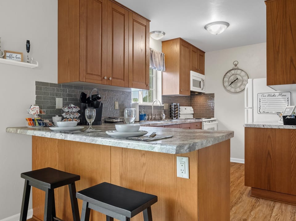 Kitchen with snack bar