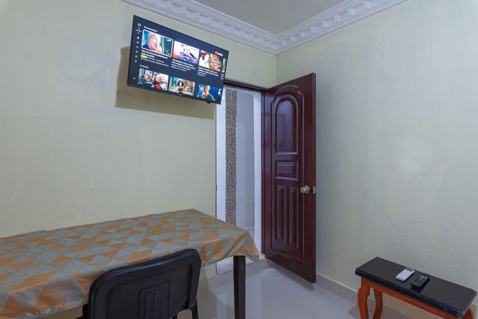 Bright air conditioned room with Smart TV, free premium wireless/wired internet
