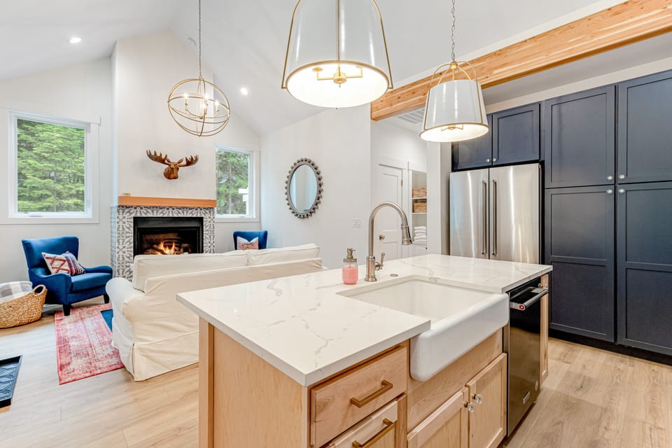 New designer home - private hot tub, central AC & fireplace - near skiing & pool House in McCall