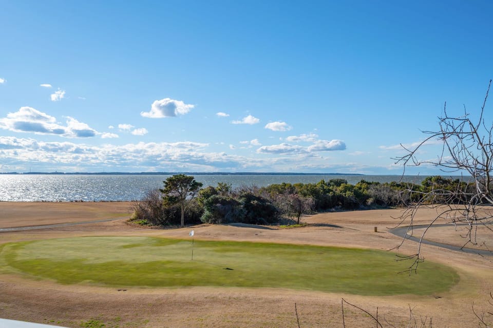 MS15: Masters 15 | TL Bedroom 3 -Private Deck, Sound & Golf Course Views