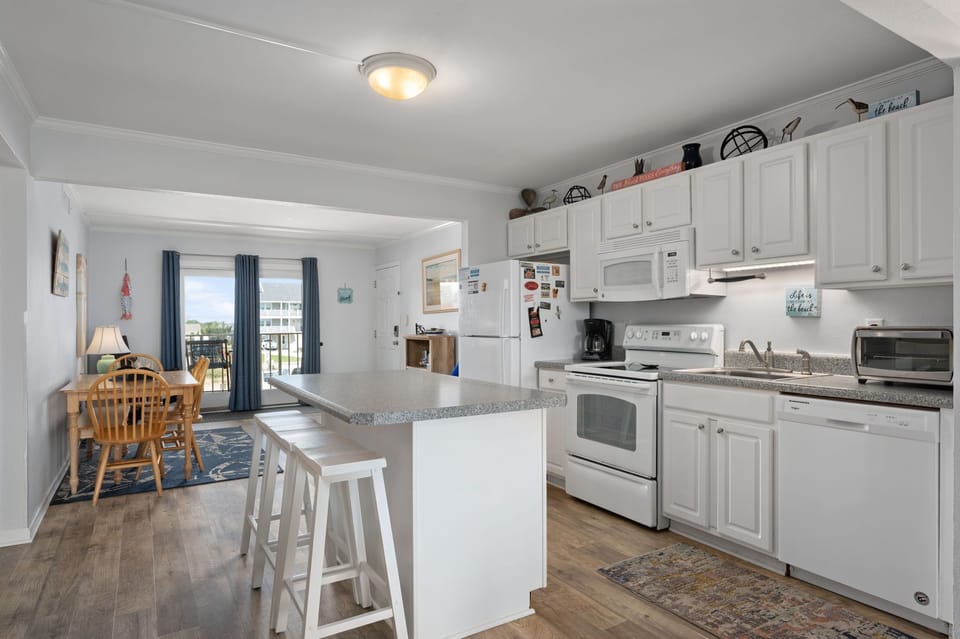 DL101: Pooh's Corner | Kitchen & Dining Area