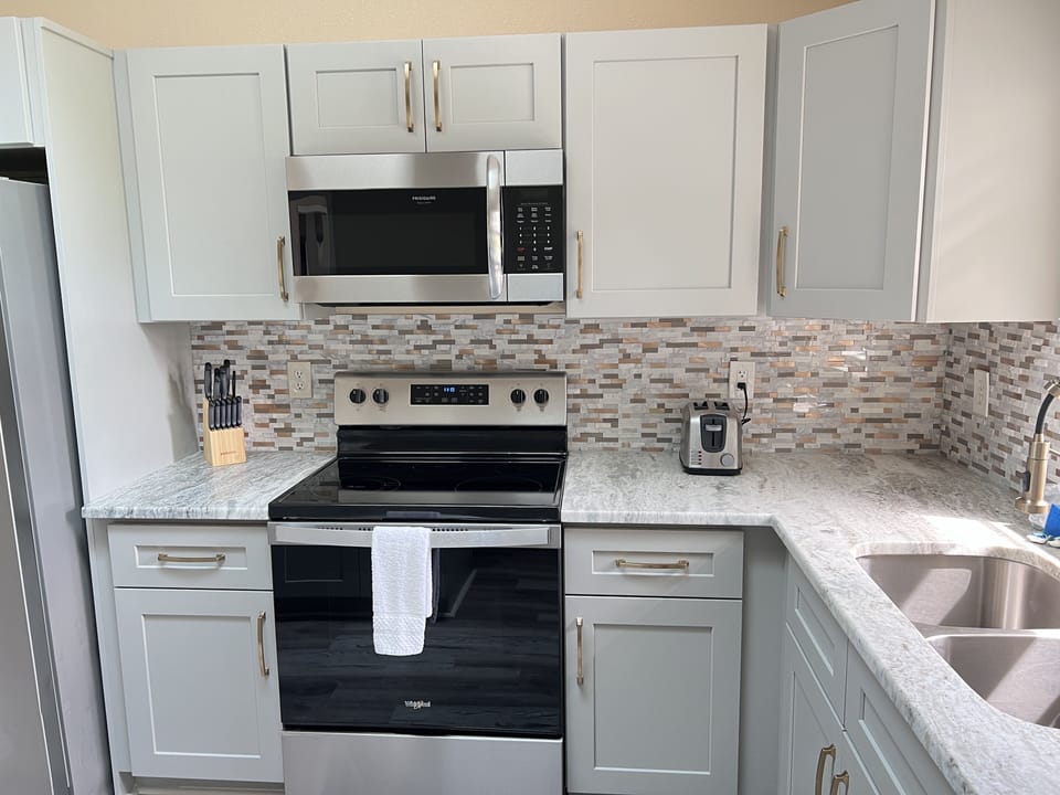 Kitchen appliances (microwave, stove/oven, toaster, blender)