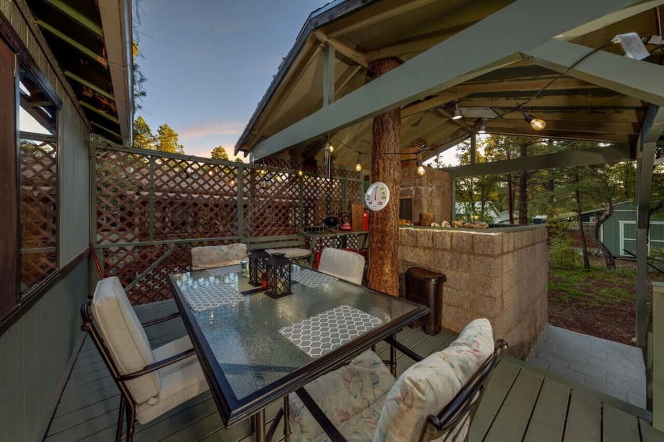 Back patio with wood-burning pizza oven (wood not provided)